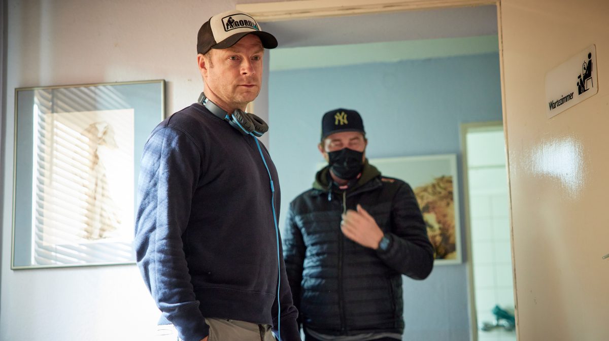 Regisseur Hinnerk Schönemann am Set von 