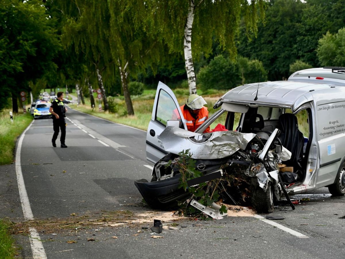 Hamburg: Auto prallt zwischen Eyendorf und Lübberstedt gegen Baum.