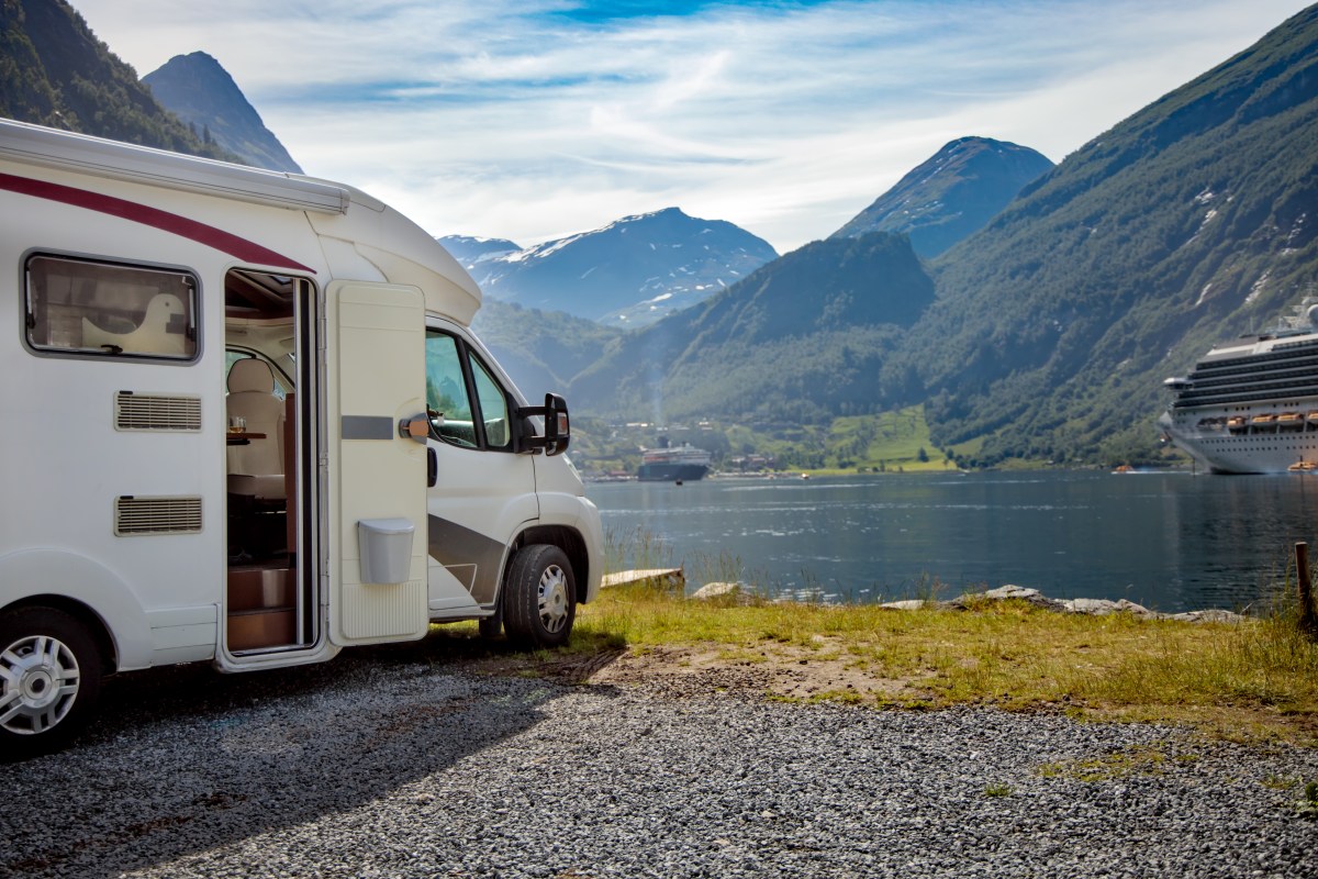Ein Camper am See.