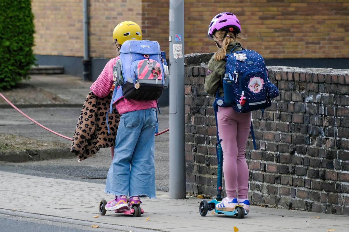 Kinder auf dem Weg zur Schule.