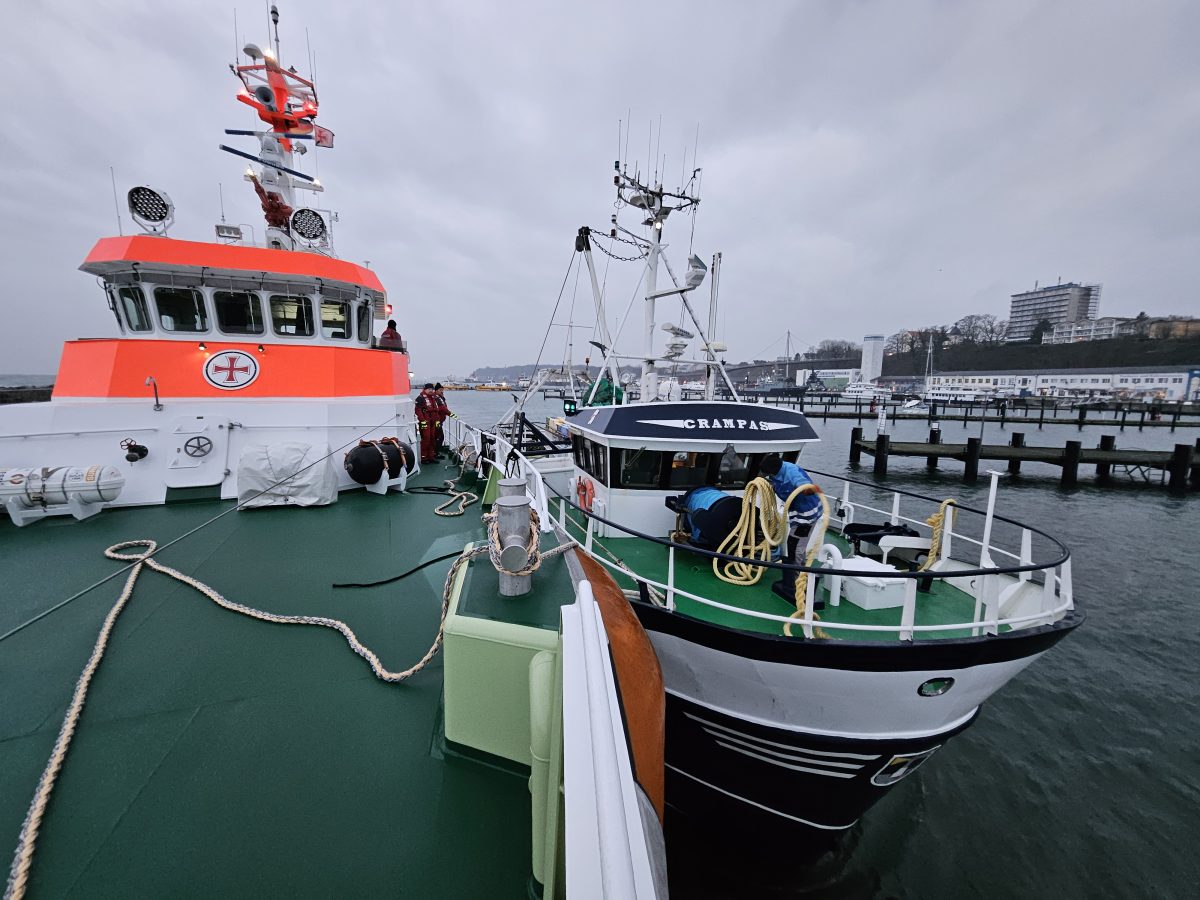 Mit dem Seenotrettungskreuzer HARRO KOEBKE der DGzRS haben die Seenotretter den manövrierunfähigen Fischkutter „Crampas“ sicher in den Hafen von Sassnitz geschleppt.