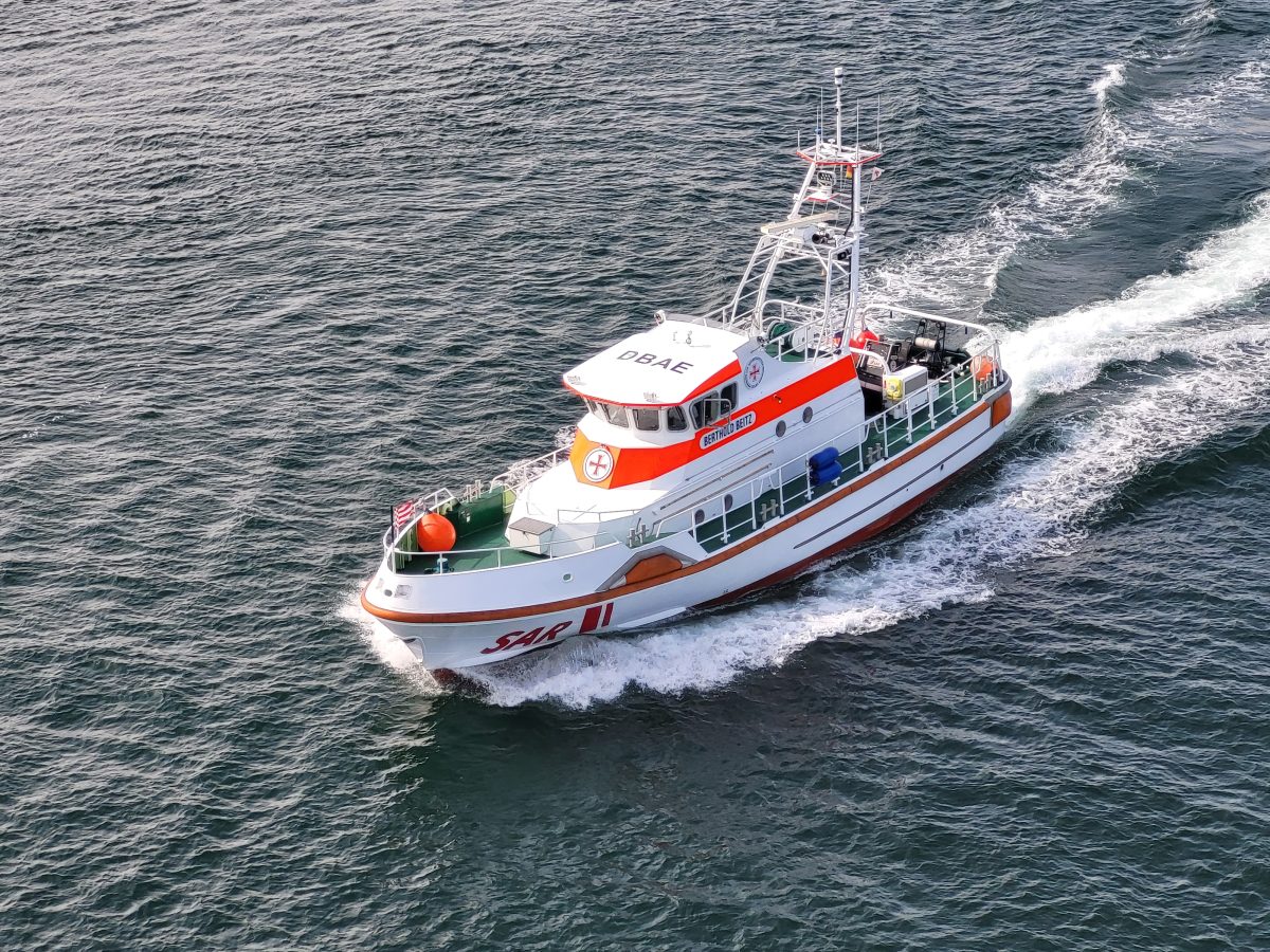 Mit dem Seenotrettungskreuzer BERTHOLD BEITZ der DGzRS waren die Seenotretter im Einsatz für einen plötzlich schwer erkrankten Seemann