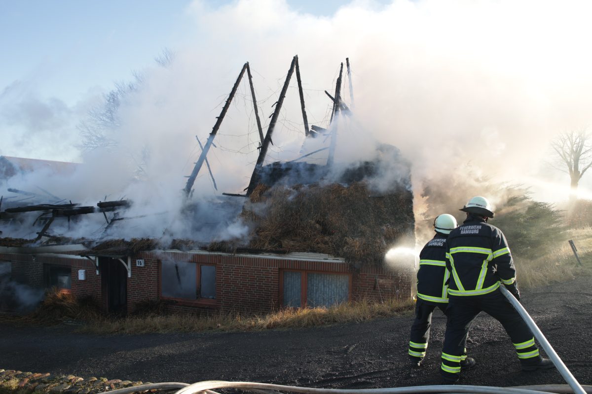 Die Feuerwehr bekämpft einen Brand im Ost Krauler Bogen in Hamburg.
