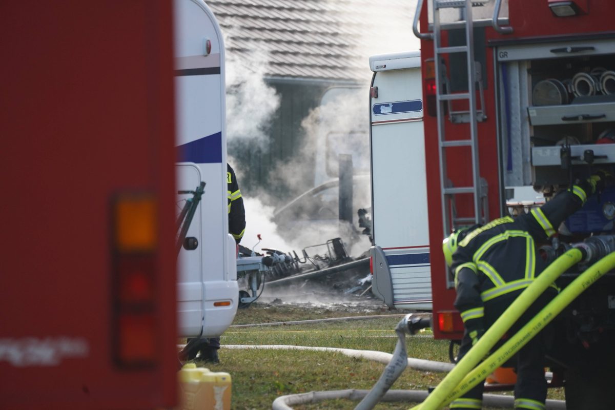 Die Feuerwehr löscht ein Wohnmobil, Symbolbild