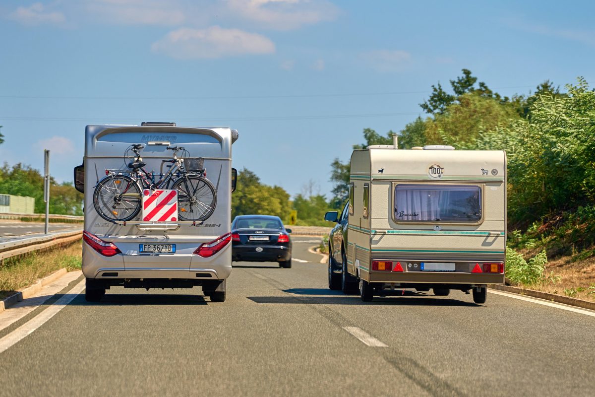 Zwei Camping-Mobile auf der StraÃŸe.