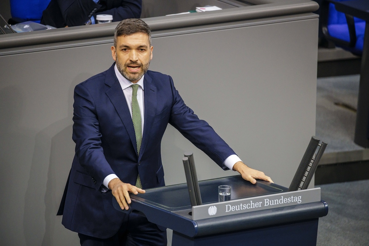 FDP-Politiker Konstantin Kuhle verteidigt eine mÃ¶gliche schwarz-gelbe Koalition nach der Bundestagswahl.