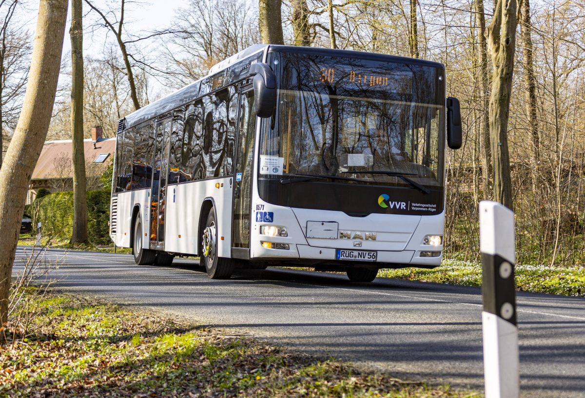 Ein Bus im Landkreis Vorpommern-Ruegen.