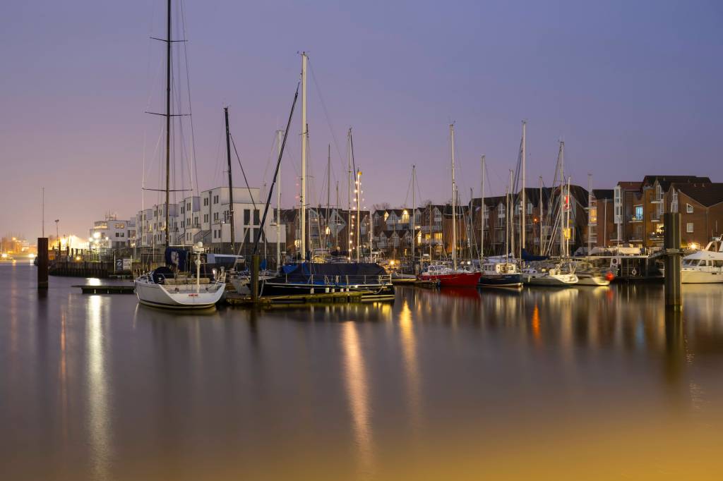 beleuchteter Hafen bei Nacht