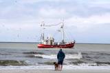 Frau mit Hund am Strand