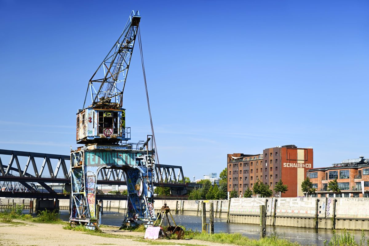 Der Billhafen-Löschplatz mit altem Hafenkran in Rothenburgsort, Hamburg