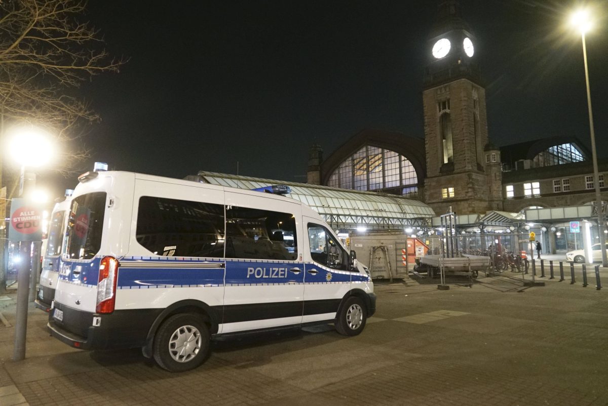 Ein Streifenwagen vor dem Hamburger Hauptbahnhof, Symbolbild