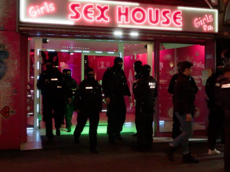 Hamburg Reeperbahn: Razzia im â€žPink Palaceâ€œ! Fahnder drehen Kult-Bordell auf Links