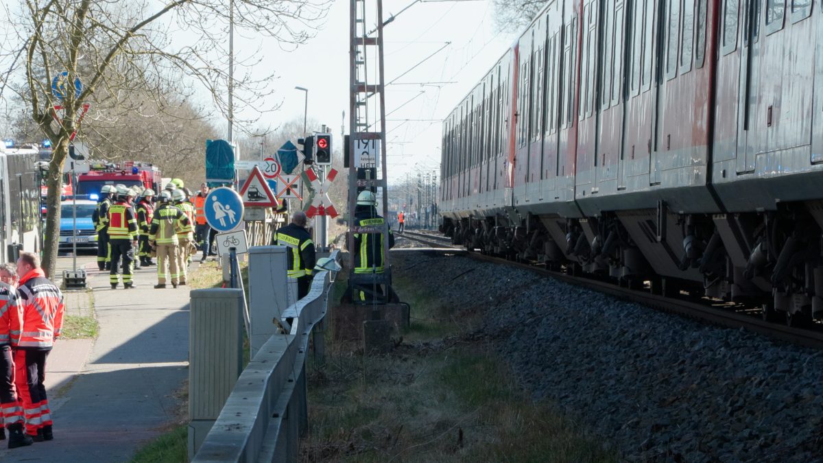 Ein Mann wurde von einer heranrasenden S-Bahn auf seinem E-Roller erfasst.
