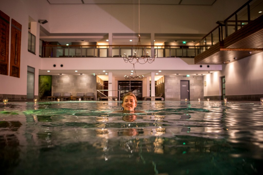 Frau schwimmt im Pool