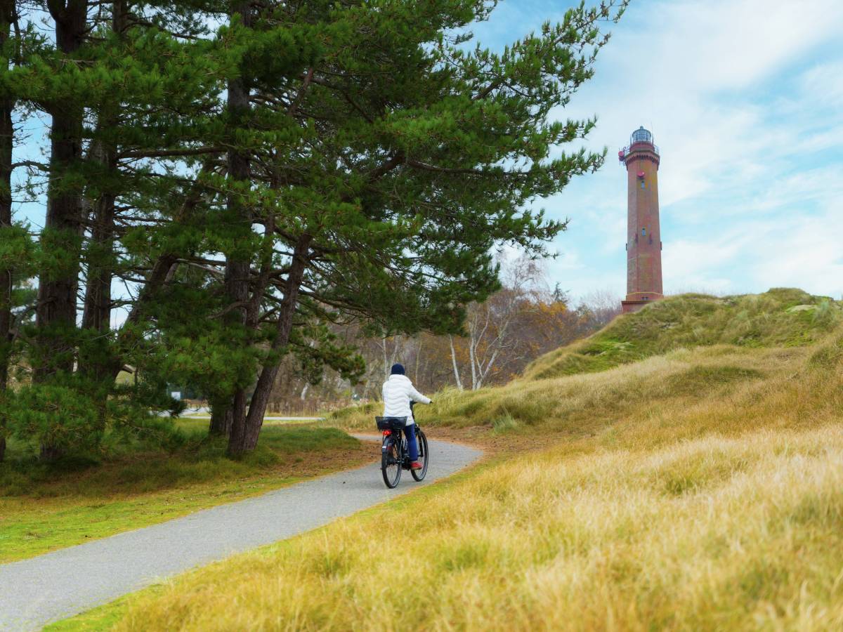 Fahrradweg führt zum Leuchtturm auf Norderney
