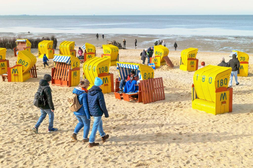 Strand mit gelben Strandkörben