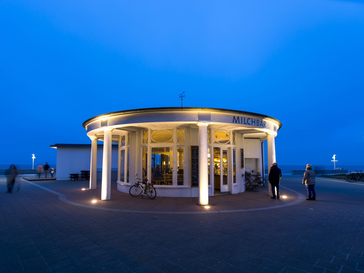Milchbar auf Norderney am Abend