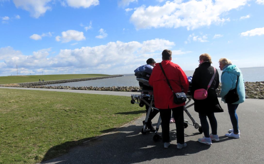 Bettina besuchte gemeinsam mit Freunden, Familie und das Team vom Wünschewagen einen Deich an der Nordsee.