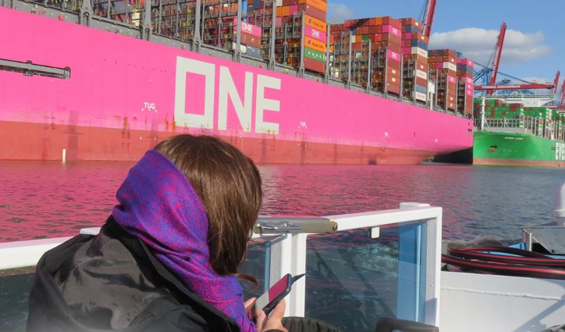 Eine Frau unternahm eine letzte Hafenrundfahrt in Hamburg.