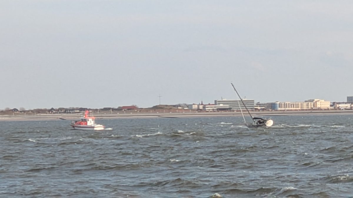 Das Seenotrettungsboot OTTO DIERSCH der DGzRS-Station Norddeich schleppt die havarierte Segelyacht frei.