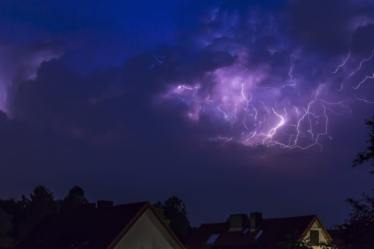 Wetter im Norden: Blitze über Hamburg (Symbolbild)