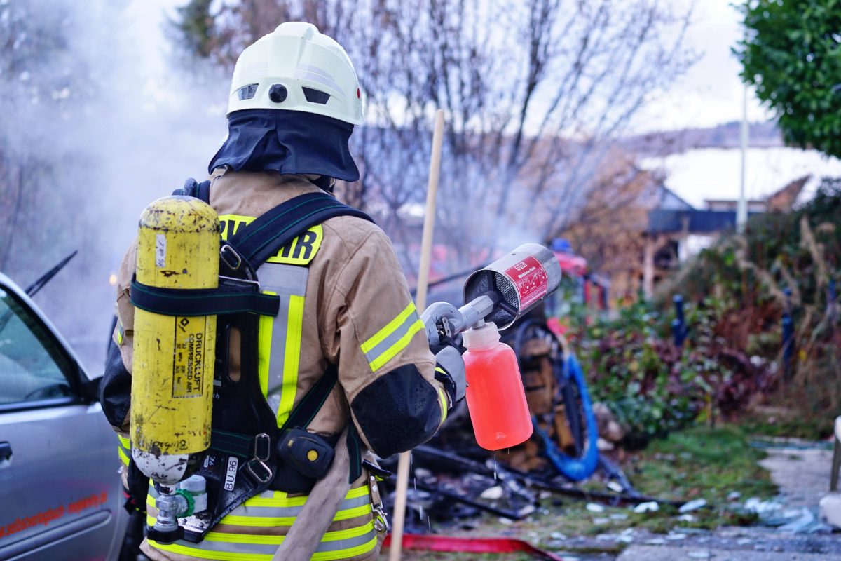Die Feuerwehr löscht den Brand eines Wohnwagens, Symbolbild