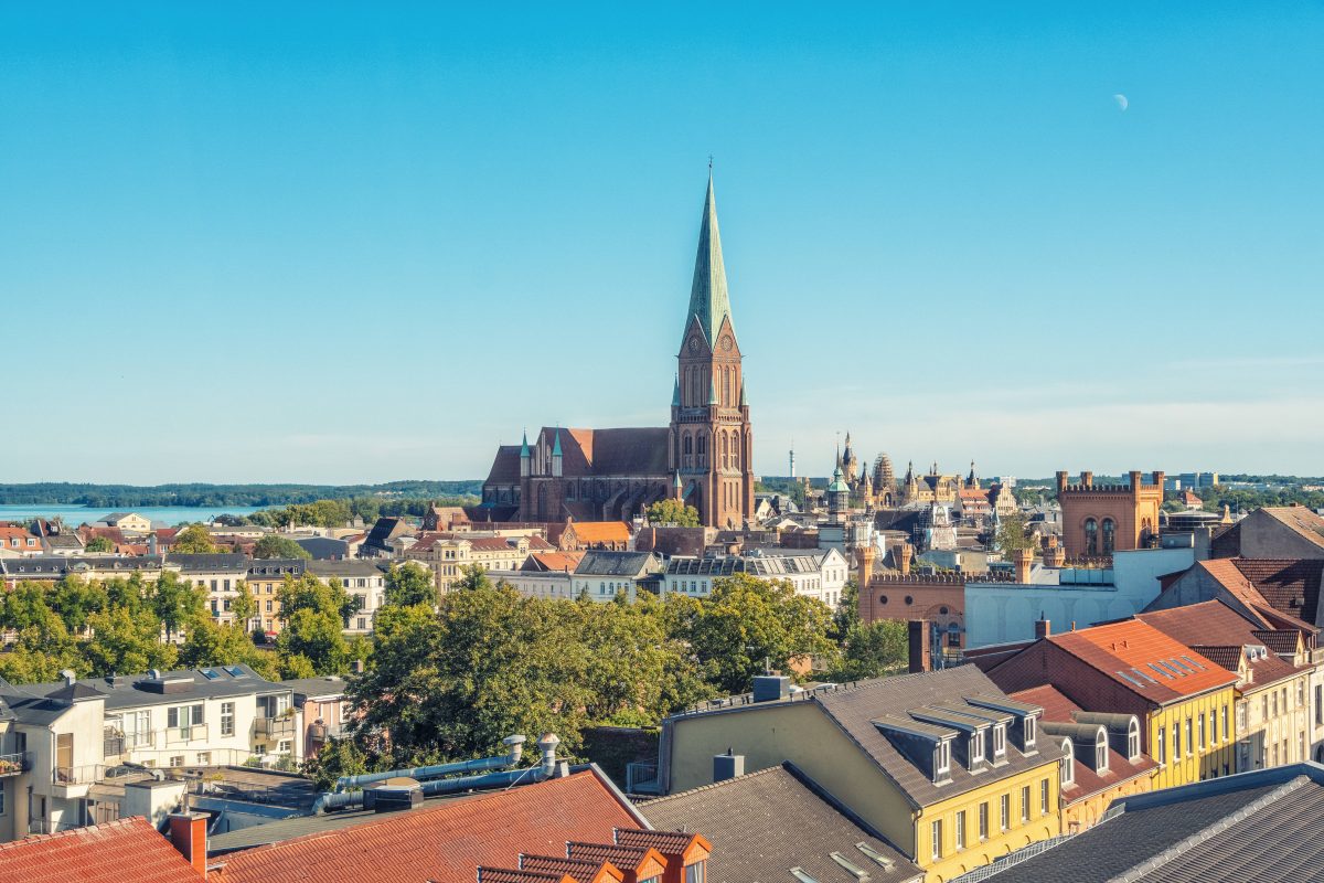 Die Stadt Schwerin an der Ostsee.