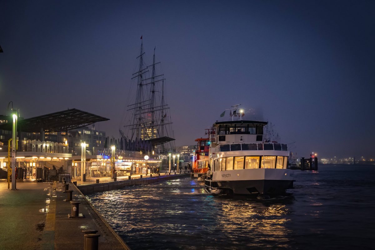 Eine Fähre im Hamburger Hafen, Symbolbild