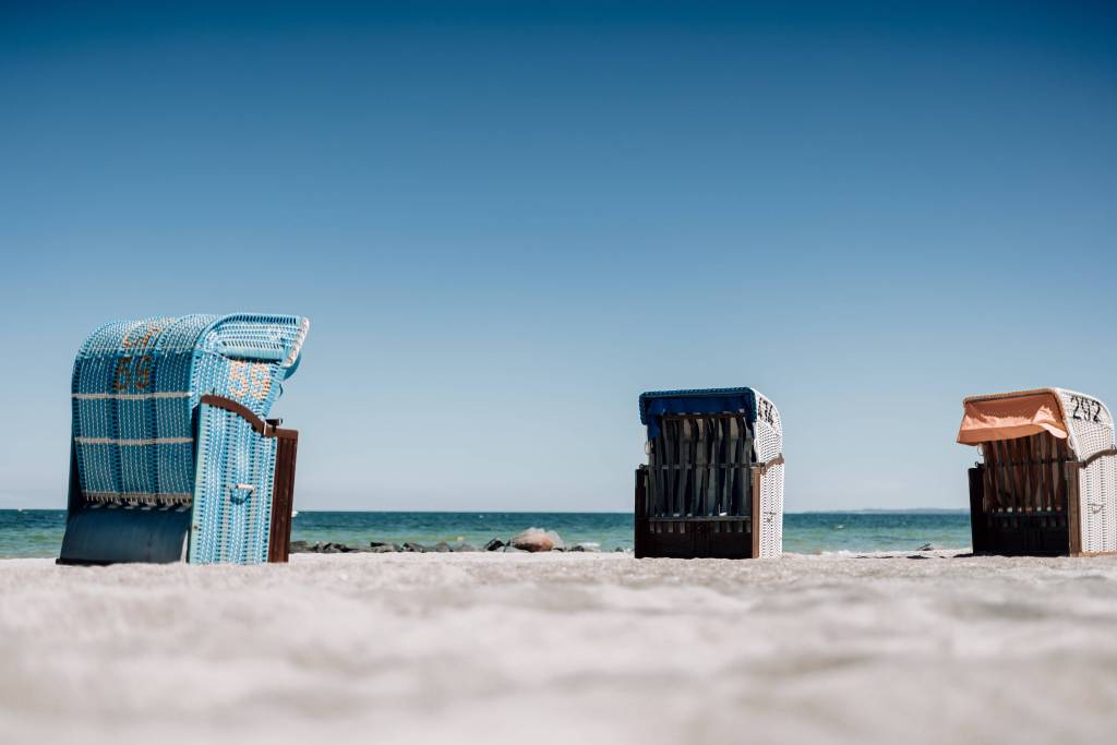 Strandkörbe vor klarem Himmel