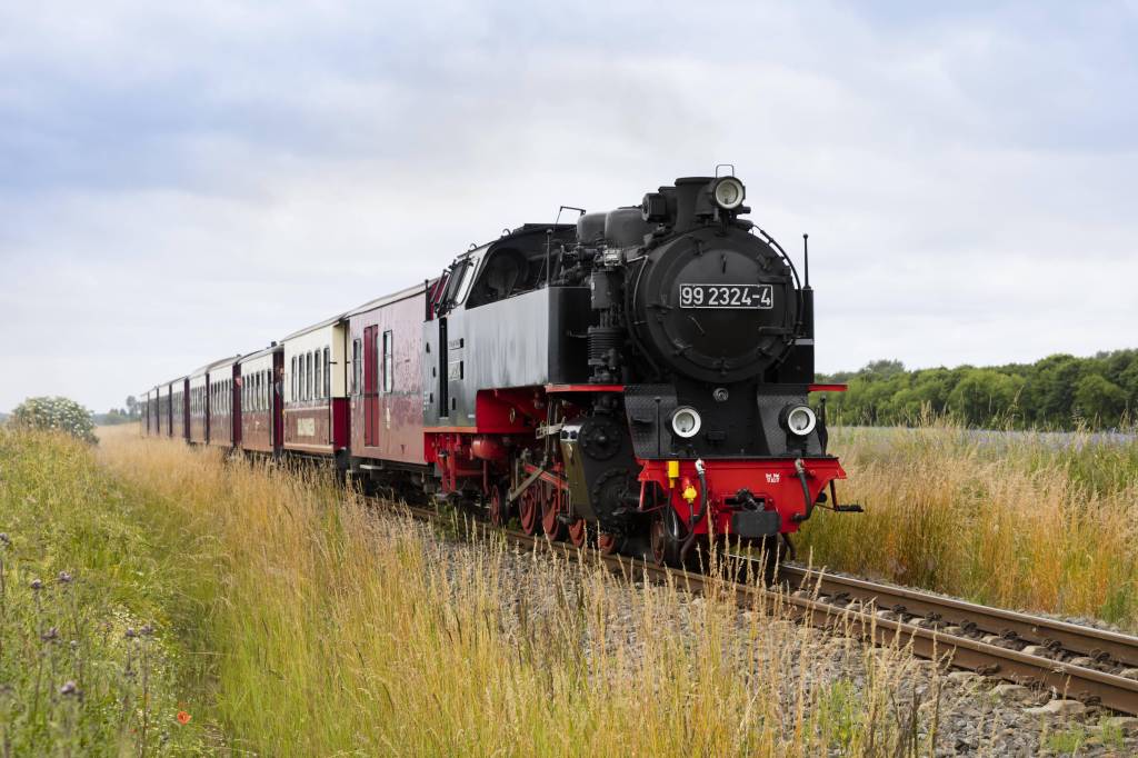 alte Dampflock zwischen den Dünen