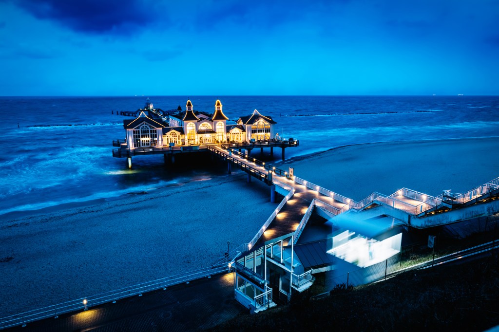 beleuchteter Pier auf dem Meer