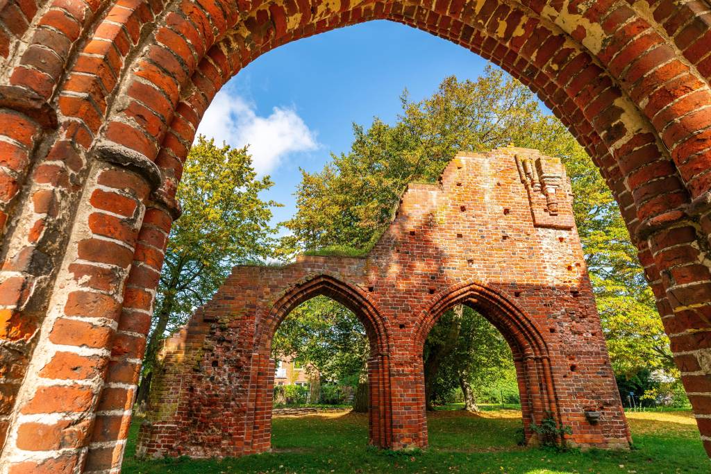 Ruine mit Torbögen
