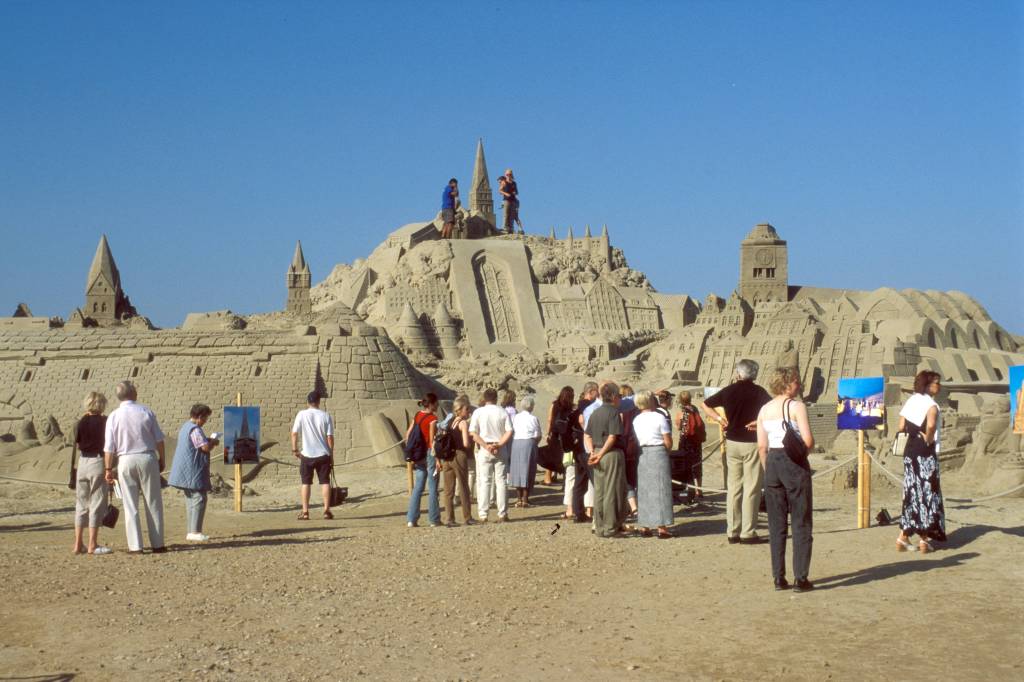 Sandskulpturen mit Menschenmasse