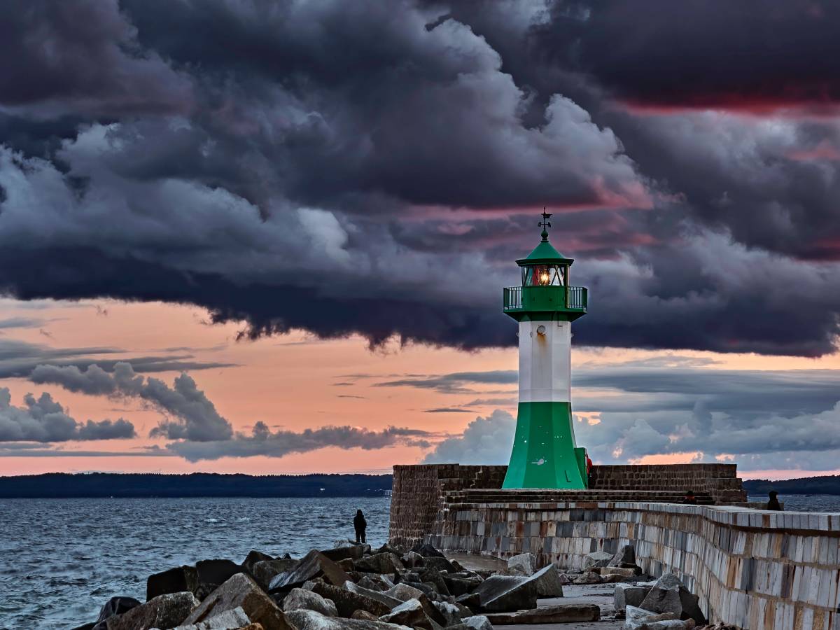 Leuchtturm unter dunklem Himmel