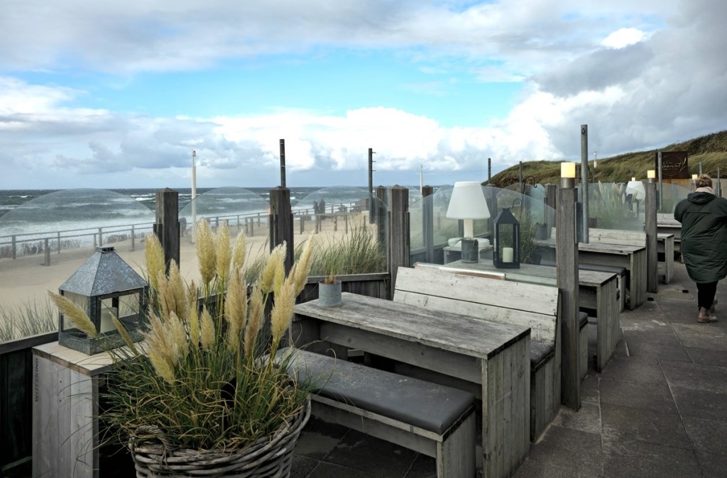 Terrasse eines Restaurants mit Meerblick