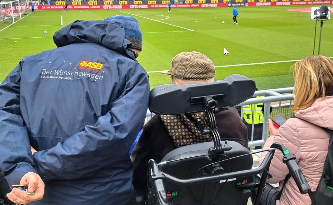 Wilfried besucht das Stadion in Kiel an der Ostsee.