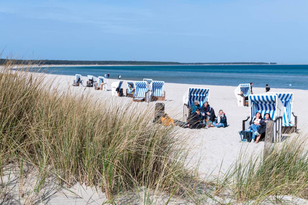 Strand hinter Dünen mit Strandkörben