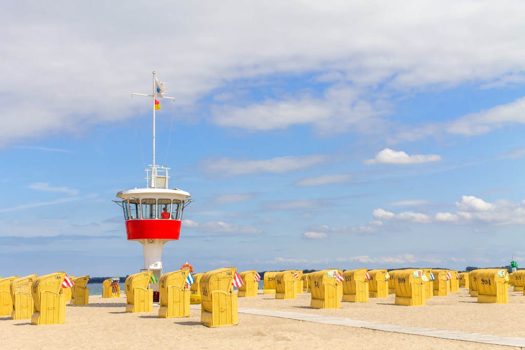 Strand mit gelben Strandkörben