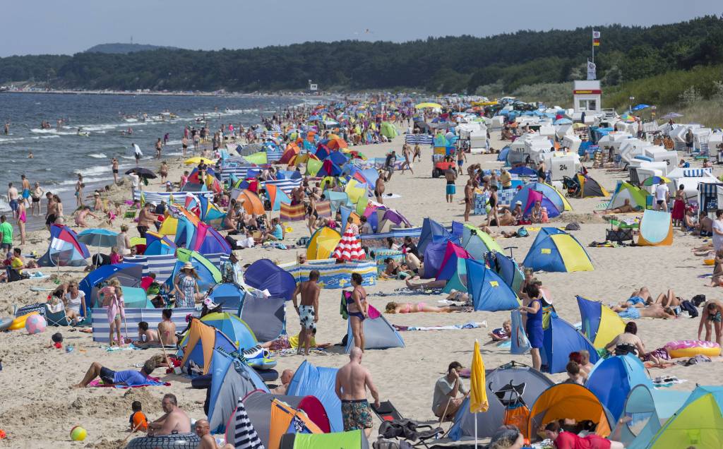 Strandzelte am Strand mit Menschen
