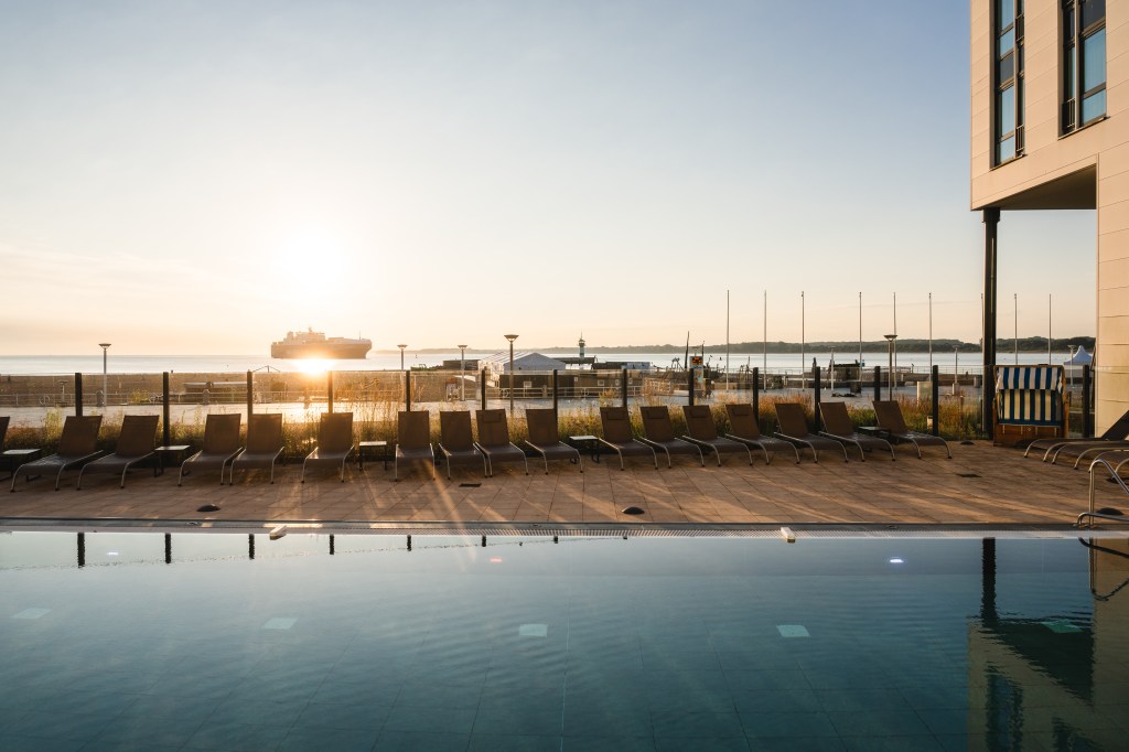 Pool mit Blick auf Hafen