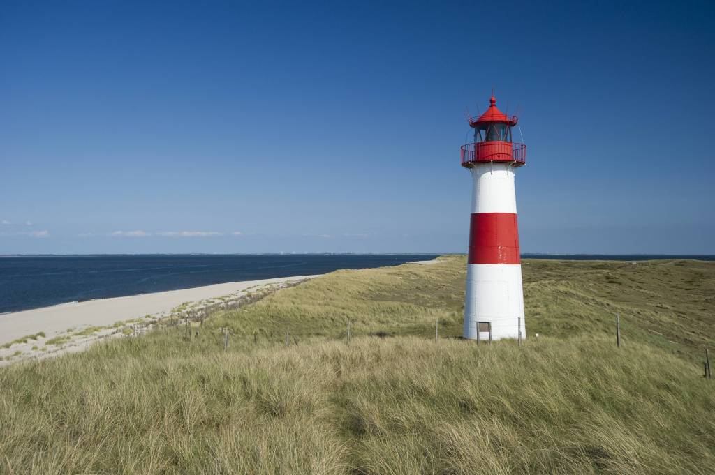 Leuchtturm am Meer mit Dünenlandschaft