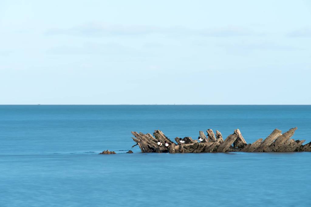 Wrack im glasklaren Wasser