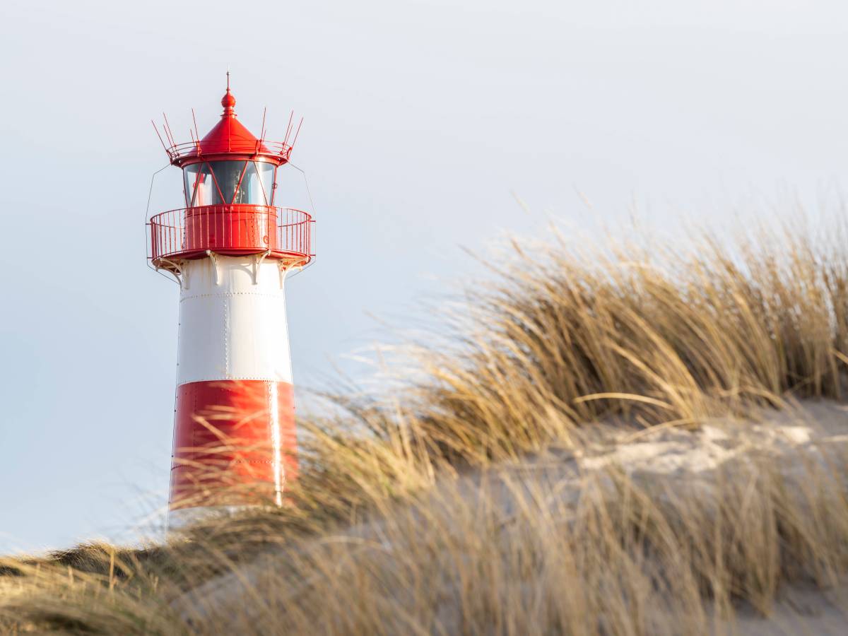 Leuchtturm hinter Dünen