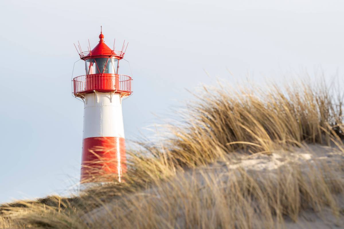 Leuchtturm hinter Dünen