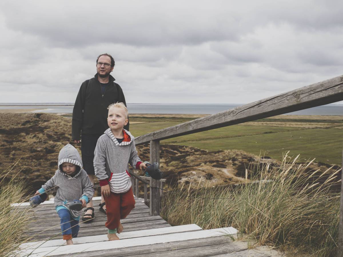 Vater mit Kindern auf Aussichtsplattform