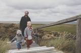 Vater mit Kindern auf Aussichtsplattform