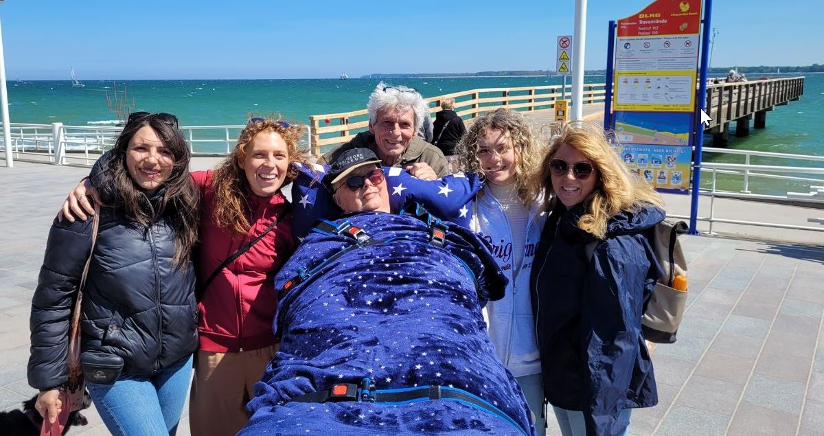 Grit gemeinsam mit ihrer Familie an der Ostsee.