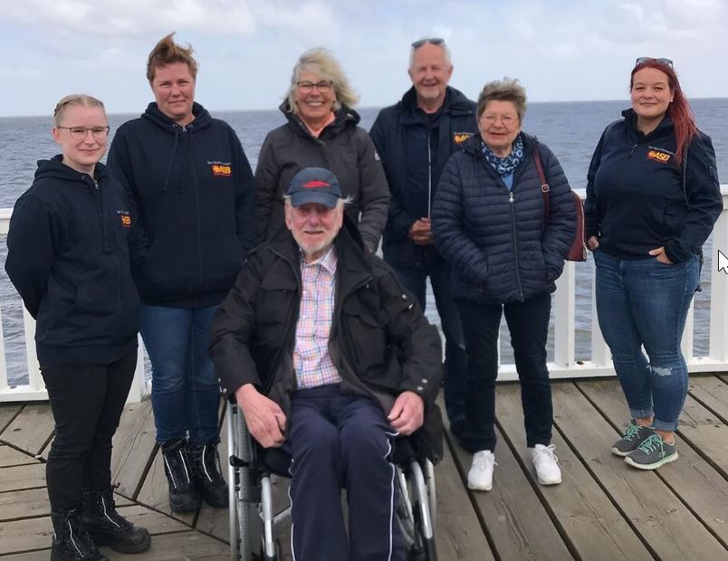 Das Team vom Wünschewagen mit dem Patienten und seinen Liebsten an der Nordsee.