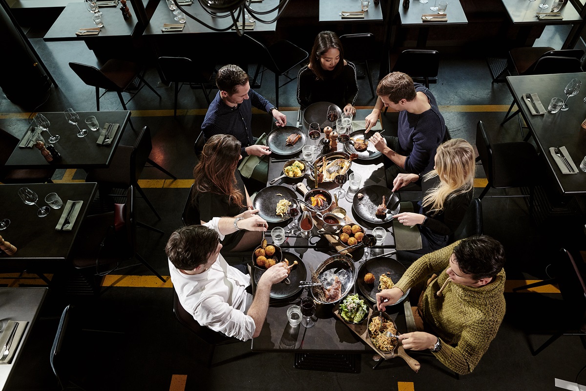 Gruppe sitzt an einem Tisch im Restaurant
