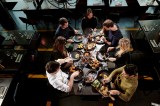 Gruppe sitzt an einem Tisch im Restaurant